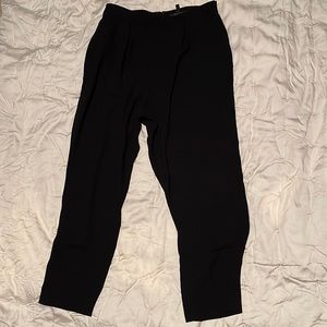 BCBG Maxazria lightweight black women’s dress pants. Tapered leg. Zip back. US M